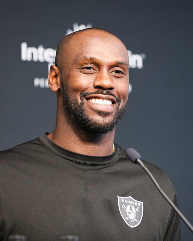 Raiders press Chandler Jones 7_22-11